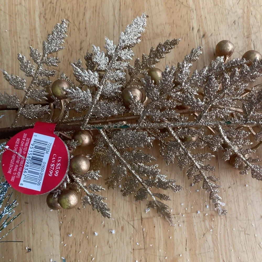 Wreath 12 in bundle with 2 gold color leaf picks. NWT Perfect holiday decor